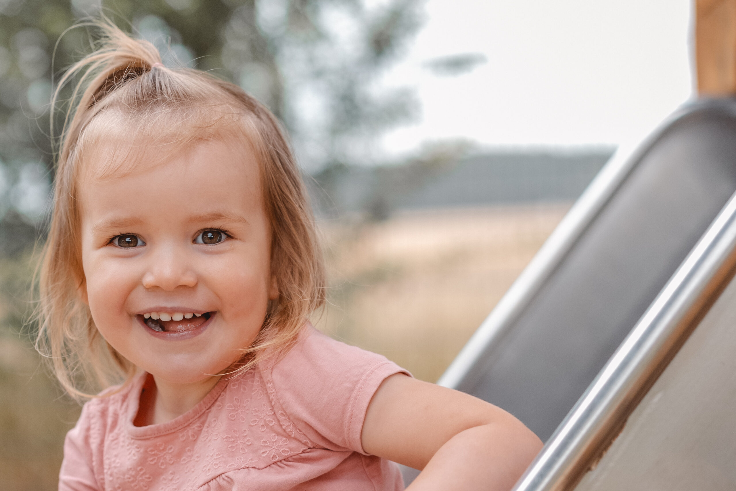 Kleines Mädchen an Rutsche – emotionale Kitafotografie in Potsdam